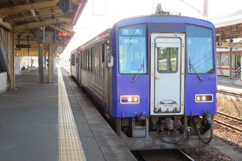 亀山駅で普通 「加茂行き」 を撮る （キハ120形＆発車標） 【2021年7月】