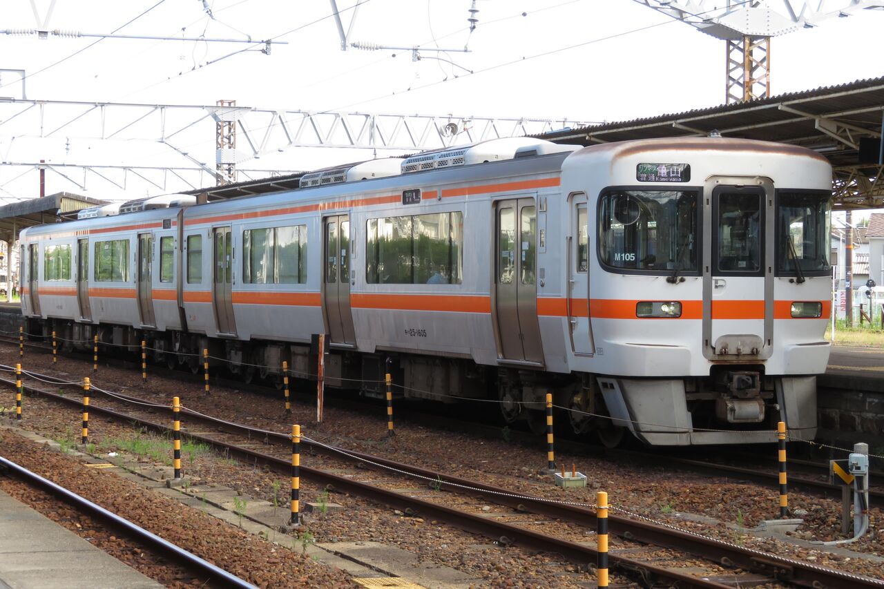 国鉄 紀勢本線 行先板(運行標識板) 新宮行／亀山行 (金属製) 1日に1本だけ】 新宮駅で普通 「亀山行き」 を撮る （車両＆発車標