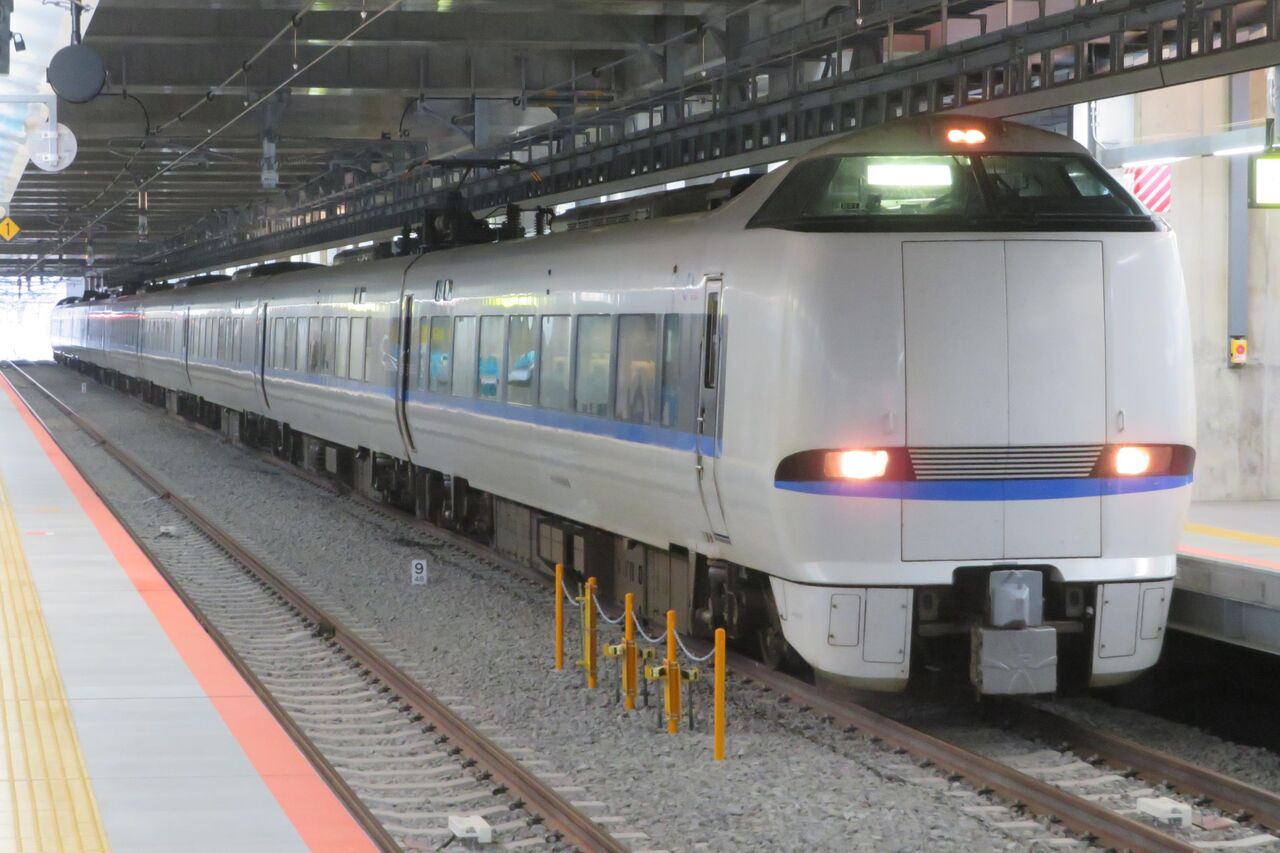 『月の駅』 敦賀駅で特急ホーム(31~34番のりば)の発車標・駅名標・特急