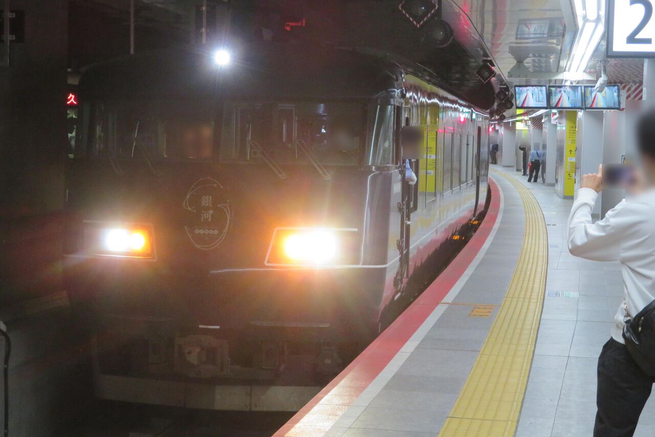 大阪駅の地下ホームで 「WEST EXPRESS 銀河」 新宮行きを撮る