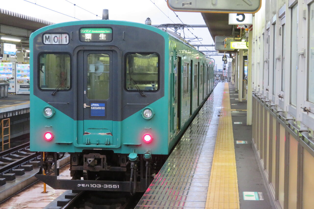 【平日の朝晩のみ】 加古川駅で 加古川線 「粟生行き」 を撮る （103系＆発車標）
