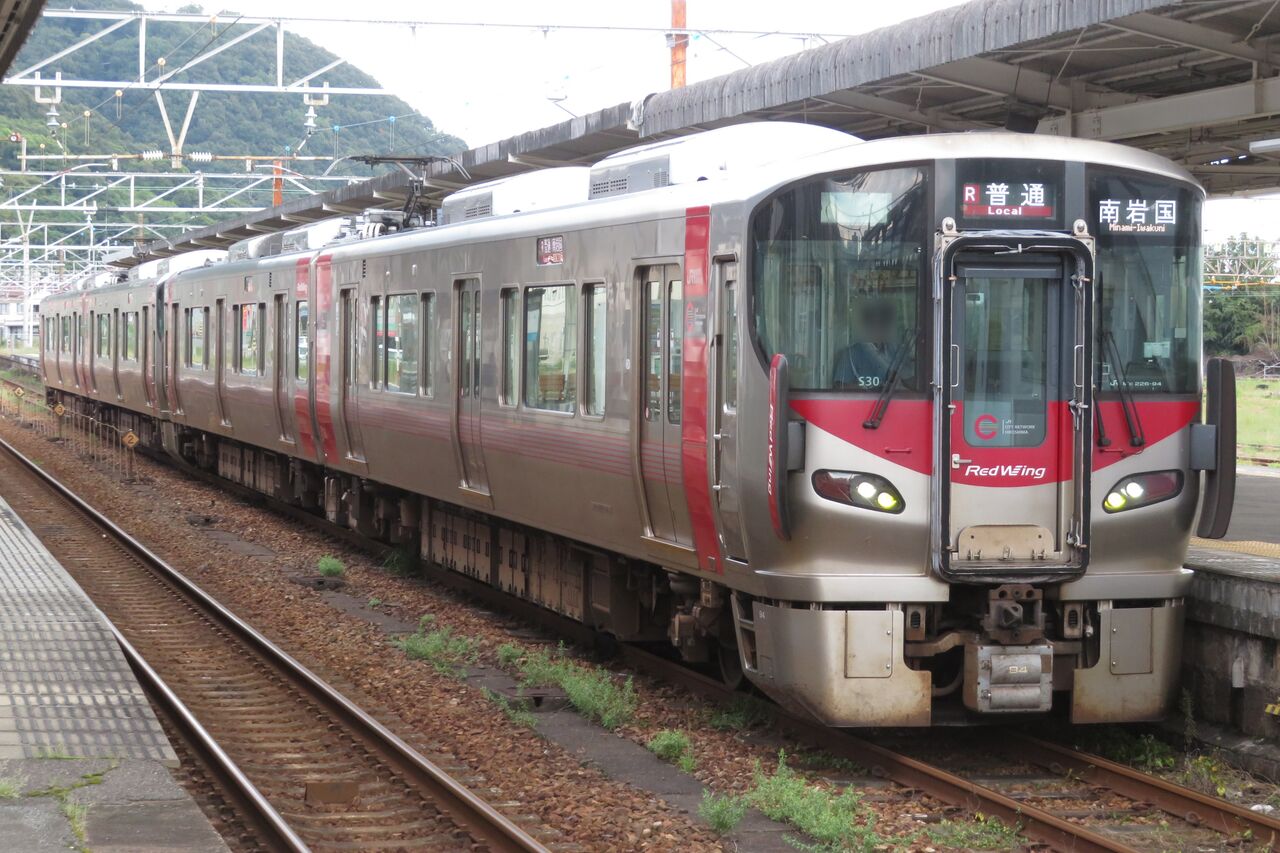 1日に1本だけ】 糸崎駅で普通 「南岩国行き」 を撮る （227系＆発車標