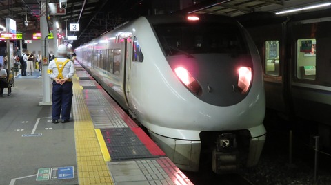 明石駅で通勤特急 「らくラクはりま」 姫路行きを撮る （車両＆発車標） 【2019年9月】