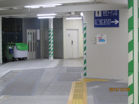 新大阪駅のコンコースに 新ホームのエレベーターが出現！ （2012年12月）