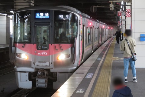 福山駅で普通 「相生行き」 を撮る (227系&発車標) 【2025年4月】