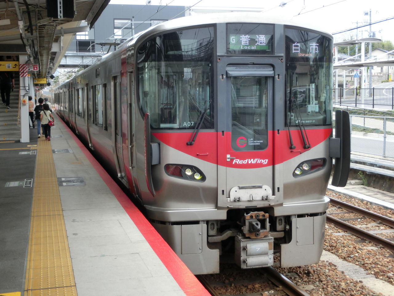 西条駅 ホーム・改札口の電光掲示板（発車標） 【路線記号導入後
