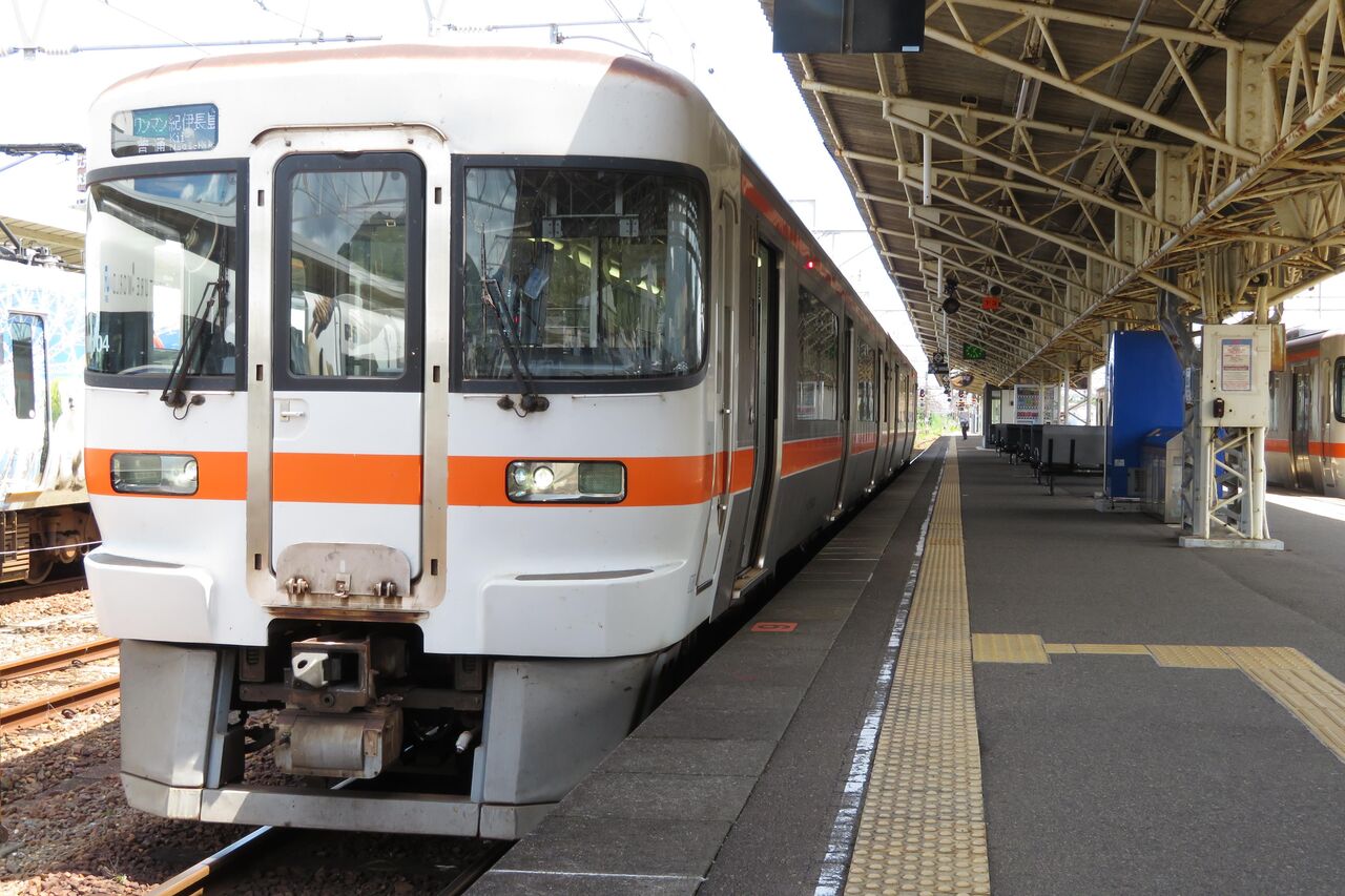 新宮駅で普通 「紀伊長島行き」 を撮る （車両＆発車標） 【2021年7月