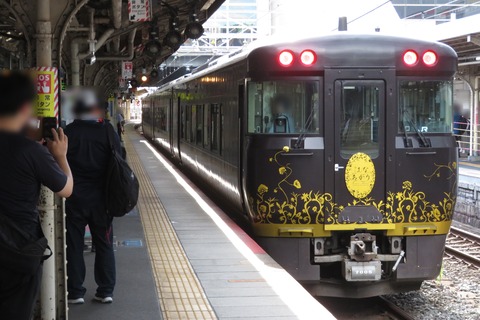 京都駅で観光列車 「はなあかり」 大阪行きを撮る （発車標＆車両） 【2025年7月】