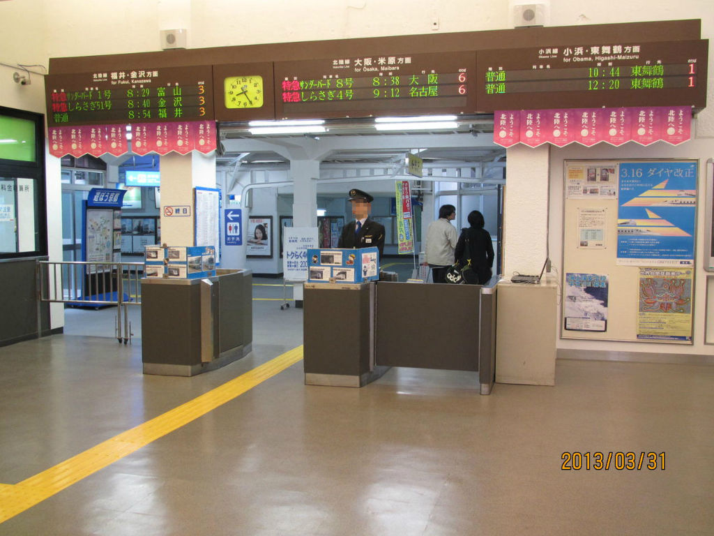 敦賀駅 改札口の電光掲示板（発車標） : 関西のJRへようこそ！