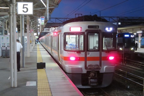 米原駅で JR東海の新快速がなぜか5番のりばに到着！ 2番のりばに入らなかった理由とは？