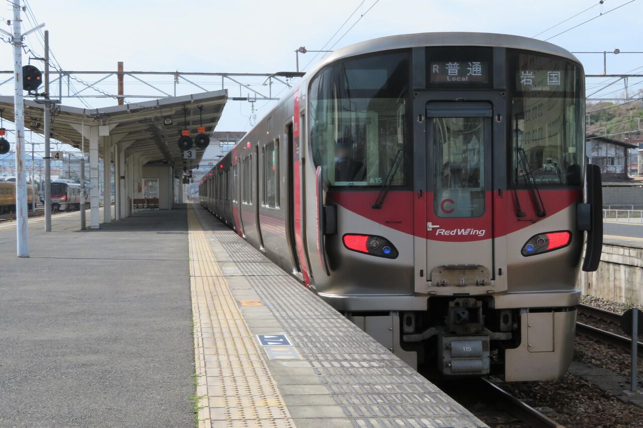 糸崎駅で観光列車 「etSETOra」 （運転停車） ＆ 227系の岩国行きを