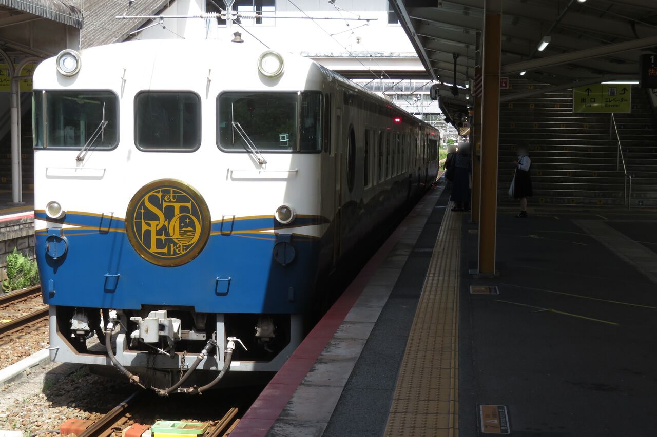 呉駅で観光列車 「etSETOra」 福山行きを撮る （発車標＆車両） 【2025