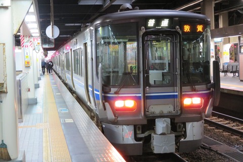 【1日に2本だけ】 金沢駅で普通 「敦賀行き」 を撮る （521系＆発車標） 【2021年3月】