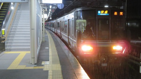 敦賀駅で 小浜線ホームに到着する 湖西線経由の 「快速」 を撮る （2023年5月）