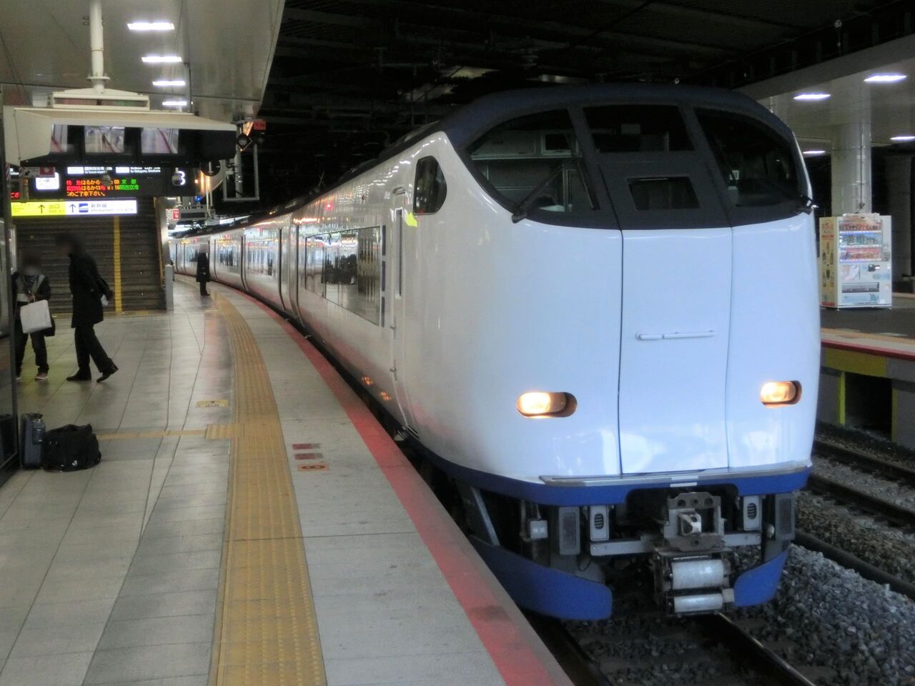 新大阪駅で 3番のりばから発車する 京都行きの特急はるかが生き残っ