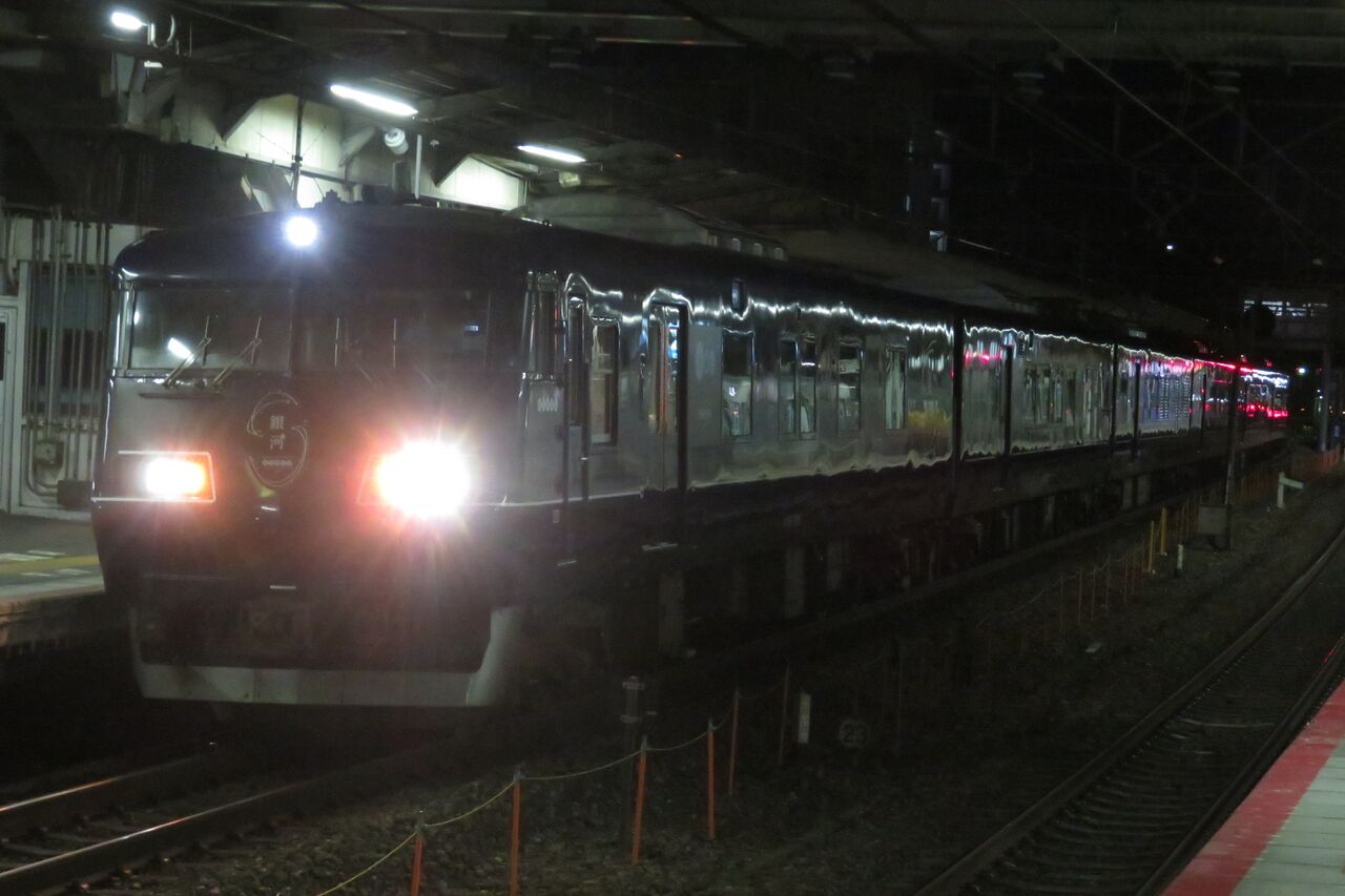 明石電車区 2024年3月23日ダイヤWEST EXPRESS 銀河 西明石駅で 「WEST EXPRESS 銀河」 出雲市行きを撮る （発車標＆車両