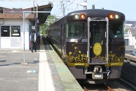 おごと温泉駅で 当駅止の観光列車 「はなあかり」 を撮る （発車標＆車両） 【2026年7月】