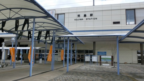 児島駅 ホーム・改札口の電光掲示板（発車標）
