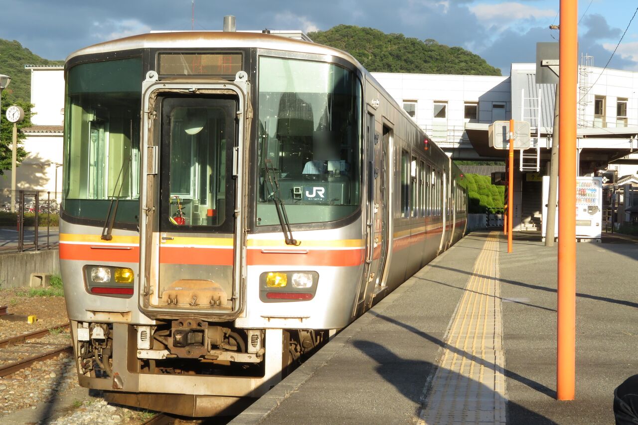 姫新線】 播磨新宮駅 ホーム・改札口の電光掲示板（発車標