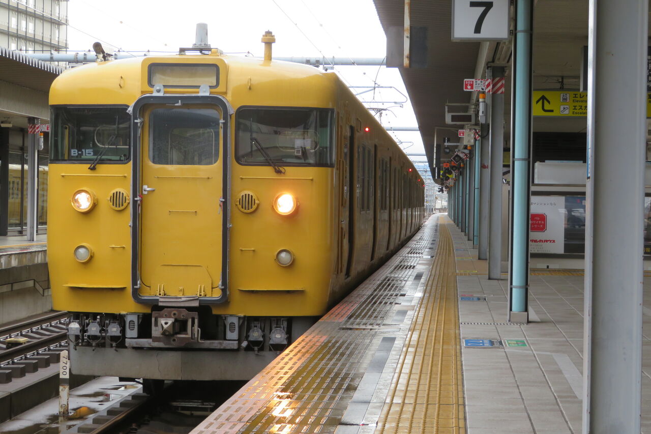1日に1本だけ】 姫路駅で普通 「新見行き」 を撮る （113系＆発車標