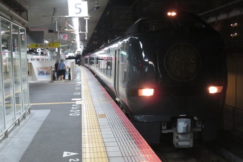 奈良駅で 当駅止の通勤特急 「らくラクやまと」 を撮る （発車標＆まほろば 「悠久」 車両） 【2026年7月】