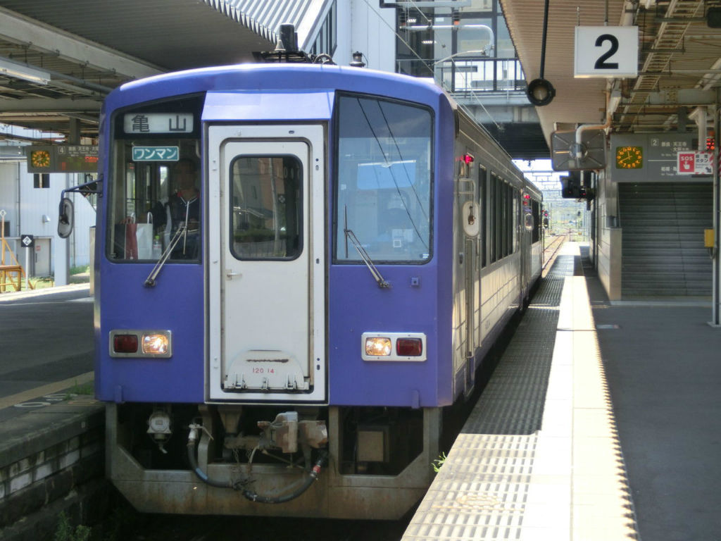 関西線 加茂駅に紫色の ひらがな駅名標 が設置される 関西のjrへようこそ