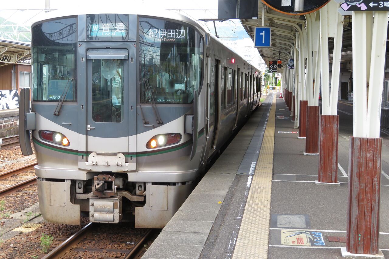 新宮駅で 新型車両227系の普通 「紀伊田辺行き」 を撮る （2021