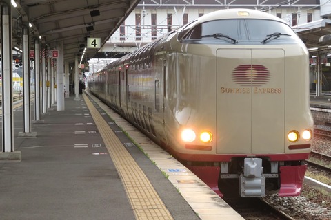 倉敷駅で サンライズ出雲 「出雲市行き」 を撮る （車両＆発車標） 【2024年4月】