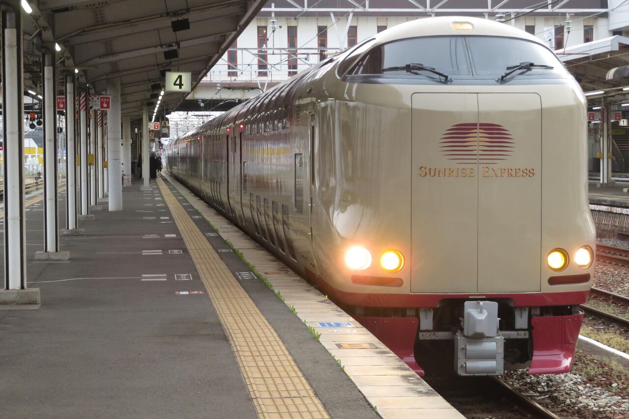 倉敷駅で サンライズ出雲 「出雲市行き」 を撮る （車両＆発車標