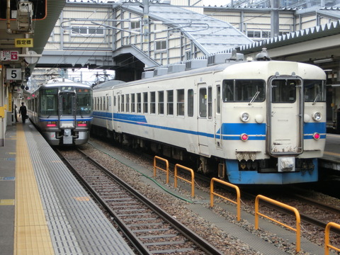 富山駅で北陸本線の普通列車（521系・413系）＆特急 「ひだ」 を撮る （2013年12月）