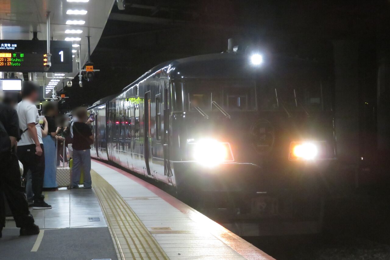 新大阪駅 1番のりばで 「WEST EXPRESS 銀河」 京都行きを撮る