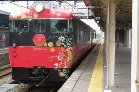 津幡駅で観光列車 「花嫁のれん」 和倉温泉行きを撮る （2026年6月）