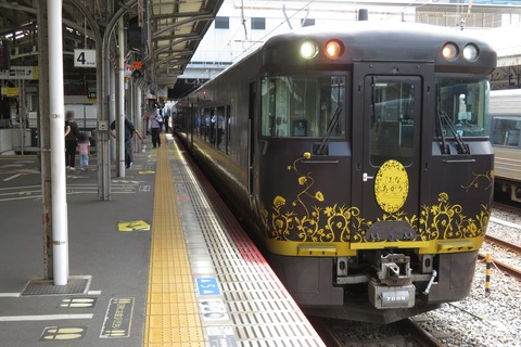 岡山駅で観光列車 「はなあかり」 大阪行きを撮る (発車標&車両) 【2025年6月】