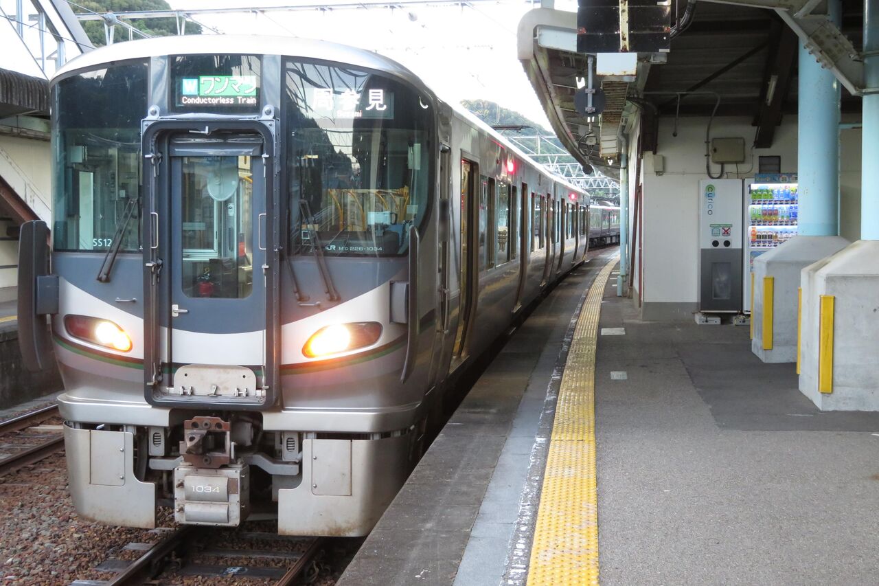 平日に1本だけ】 白浜駅で普通 「周参見行き」 を撮る （227系＆発車標