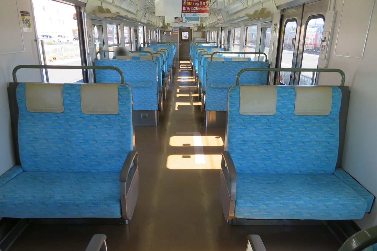 水色の115系 「SETOUCHI TRAIN」 （せとうちトレイン） は、座席