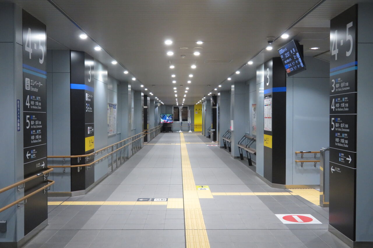 敦賀駅 改札内跨線橋に新設されたLCD発車標が稼働開始！ （2023年12月