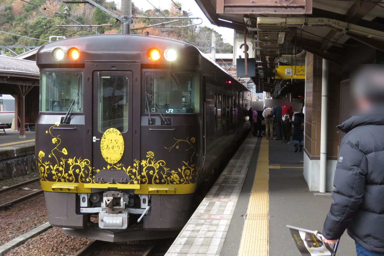 天橋立駅で観光列車 「はなあかり」 敦賀行きを撮る （発車標＆車両