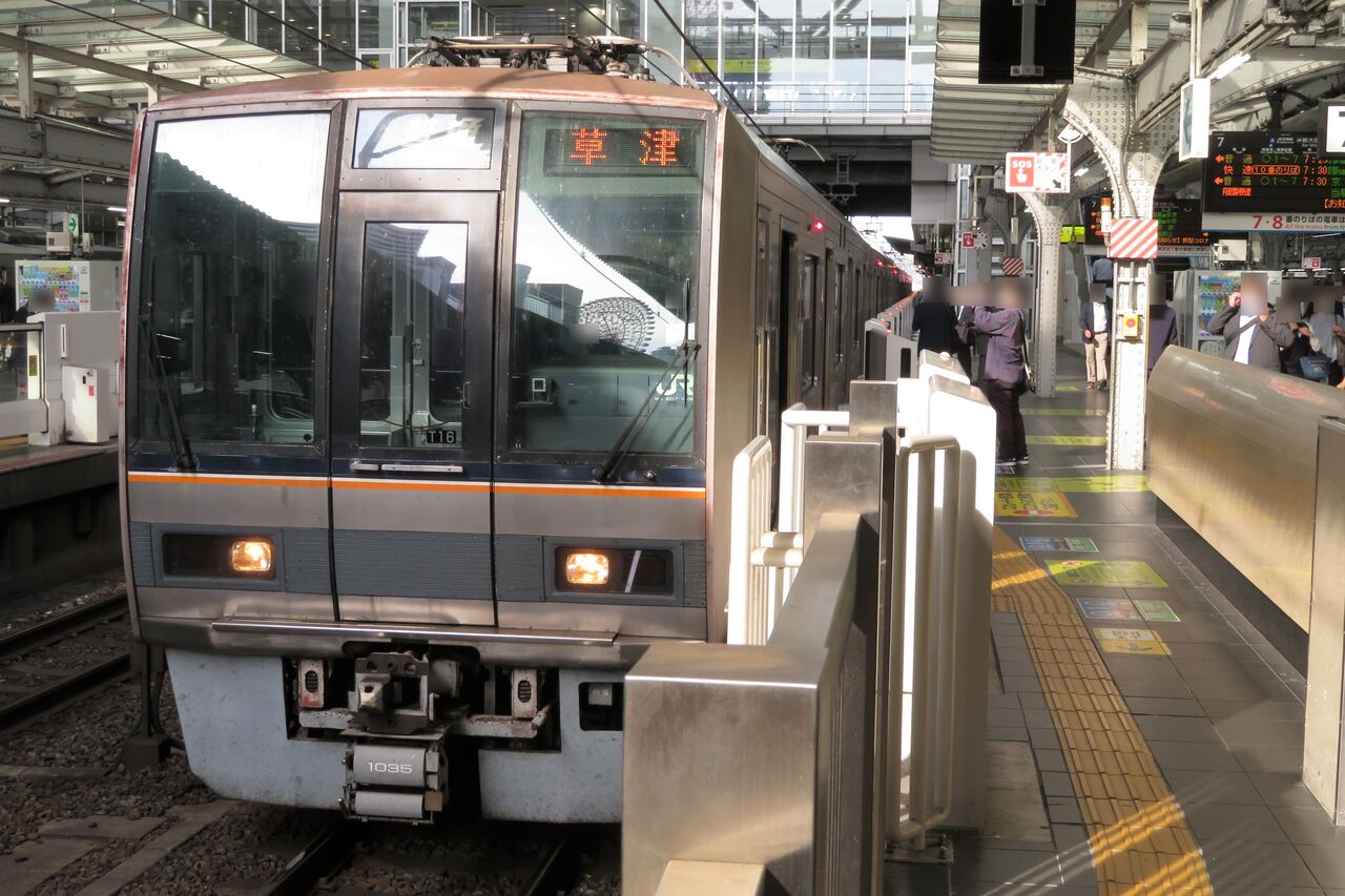 平日朝に1本だけ】 大阪駅で普通 「草津行き」 を撮る （207系＆発車標