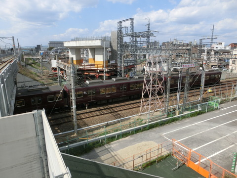 JR淡路駅のホームから 阪急淡路駅の高架化工事を撮る （2019年4月）