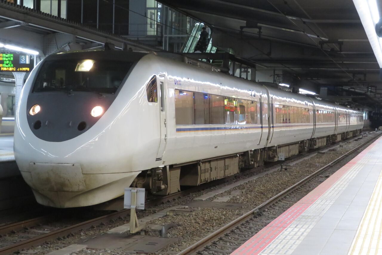 大阪駅で通勤特急 「らくラクびわこ」 米原行きを撮る （車両＆発車標