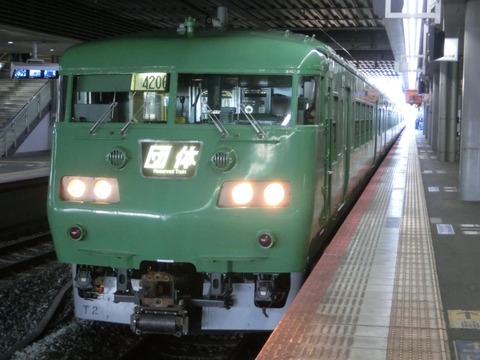 岡山駅で 再び 緑色の117系 団体専用列車を撮る 17年8月 関西のjrへようこそ