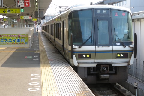 【1日に1本だけ】 奈良駅で 桜井線経由の快速 「JR難波行き」 を撮る （221系＆発車標） 【2022年5月】