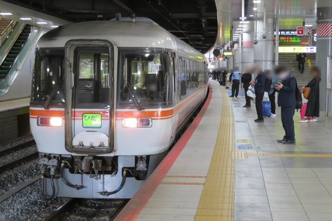 【1日に1本だけ】 新大阪駅で特急 「ひだ」 高山行きを撮る （キハ85系＆発車標） 【2022年5月】