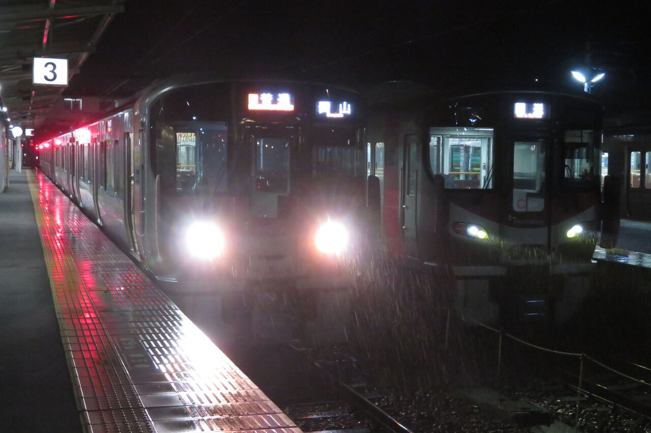 1日に1本だけ？】 糸崎駅で下りホームから発車する 「岡山行き」 を