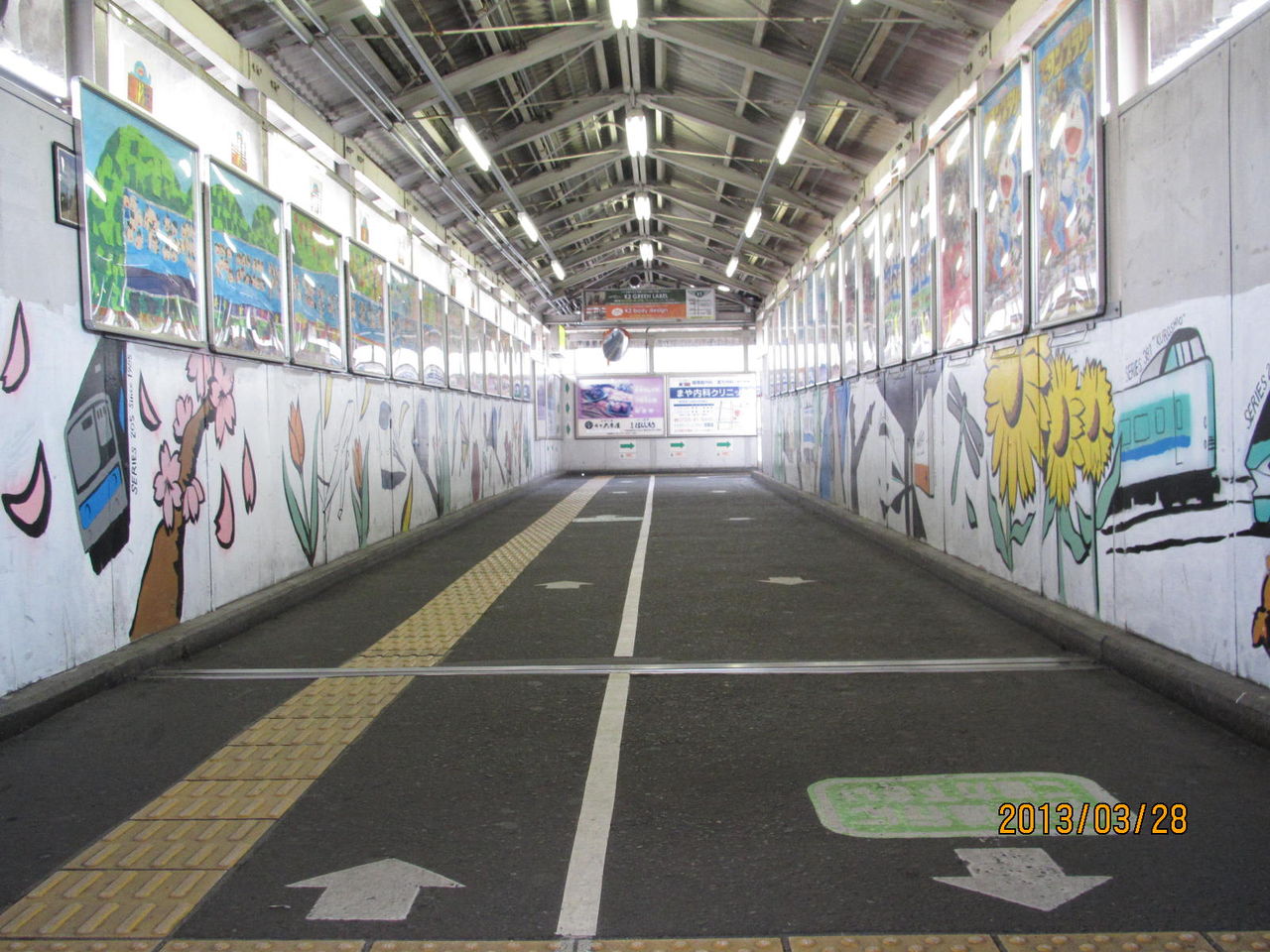 和泉府中駅 旧駅舎の通路が 手描きの絵で彩られる 13年3月 関西のjrへようこそ 和泉府中駅 旧駅舎の通路が 手描きの絵で彩られる 13年3月 関西のjrへようこそ