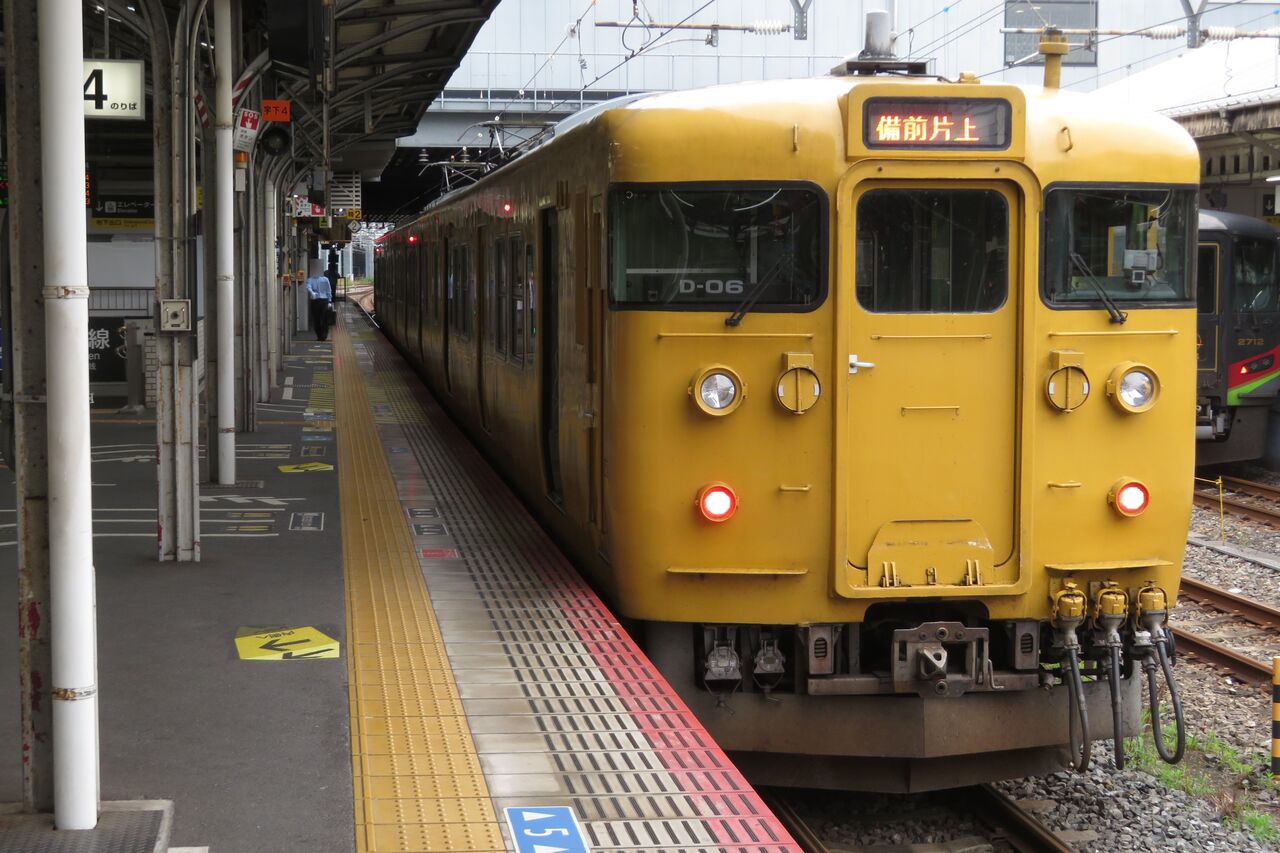 岡山駅で普通 「備前片上行き」 を撮る （発車標＆115系