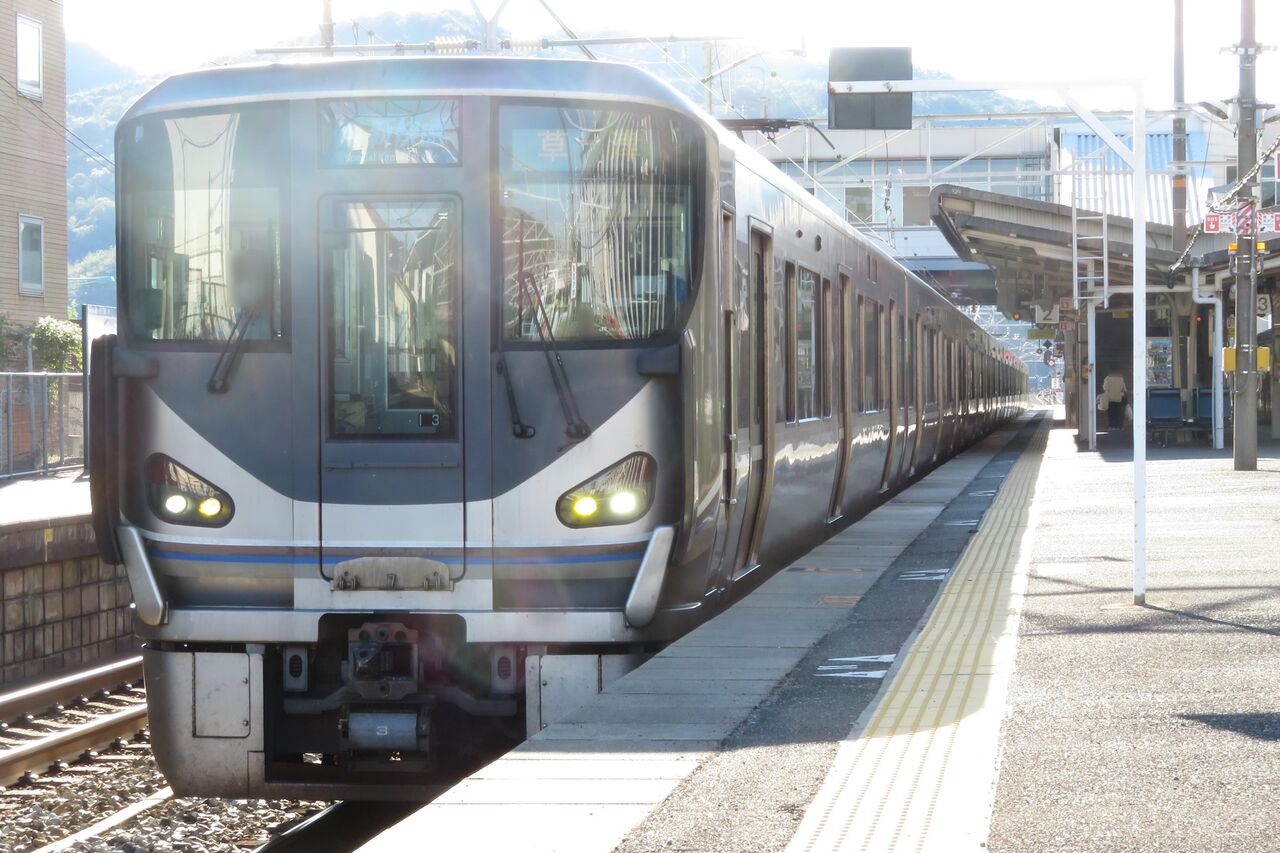 相生駅で新快速 「草津行き」 を撮る （225系＆発車標） 【2022年9月