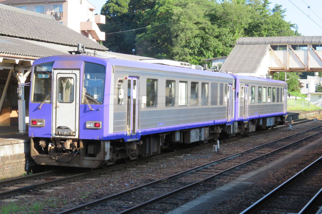 柘植駅で関西線のキハ120形気動車を撮る （2021年7月） : 関西のJRへ