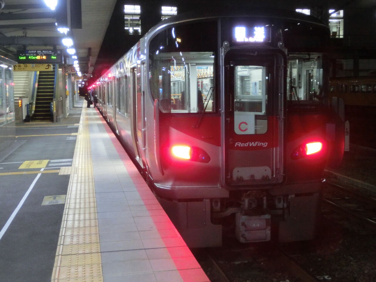 徳山駅で227系 サンフレッチェ広島ラッピング列車 を取る 19年3月 関西のjrへようこそ 徳山駅で227系 サンフレッチェ広島ラッピング列車 を取る 19年3月 関西のjrへようこそ