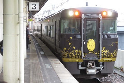 福山駅で観光列車 「はなあかり」 尾道行きを撮る (発車標&車両) 【2025年6月】